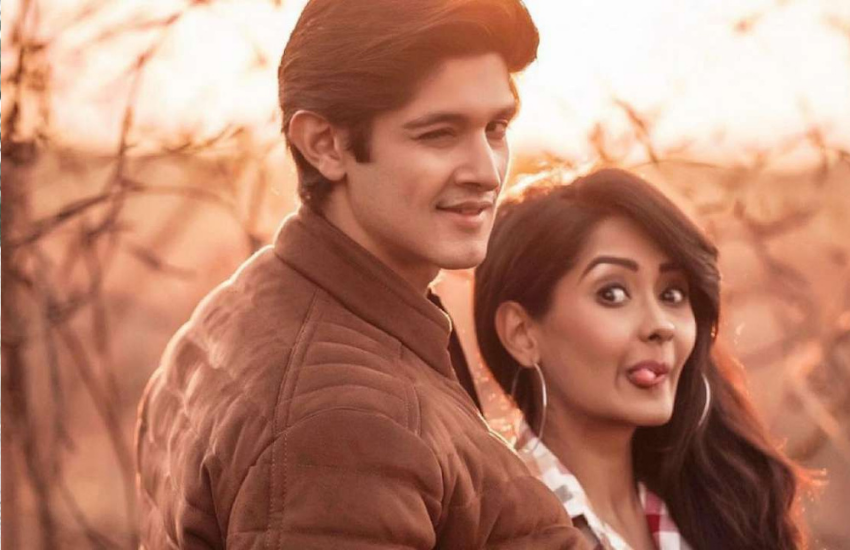 तब रोहन मेहरा ने कबूल किया था कि वह कांची सिंह के साथ रिलेशनशिप में हैं। करीब पांच साल तक दोनों रिलेशनशिप में थे लेकिन बाद में मनमुटाव शुरू होने पर इस साल दोनों अलग हो गए।