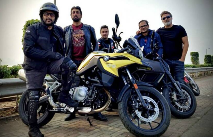 जॉन अब्राहम ने अपने दोस्त अरशद वारसी को तोहफे में BMW F750 GS बाइक दी है। जॉन की तरह अरशद को भी बाइकिंग का शौक है।