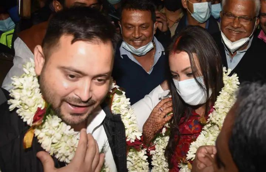 घर पर तेजस्वी के समर्थकों ने फूल-माला पहना कर उनका स्वागत किया था।