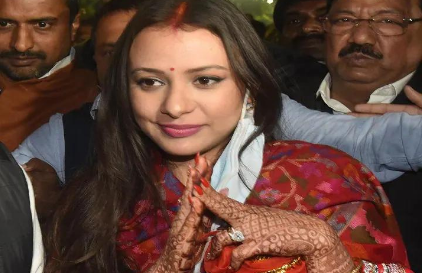 हाथ लाल सूट में मांग में सिंदूर और लाल बिंदी लगाए राजश्री बहुत ही खूबसूरत नजर आई थीं।