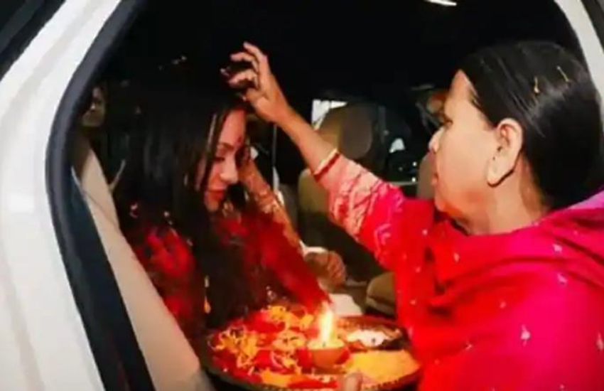 मां राबड़ी देवी ने बहू की कार में ही आरती उतारकर टिका किया और फिर घर में प्रवेश कराया।