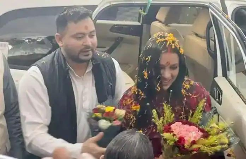 फूल की वर्षा के बीच राजश्री मुस्कराती नजर आई थीं।