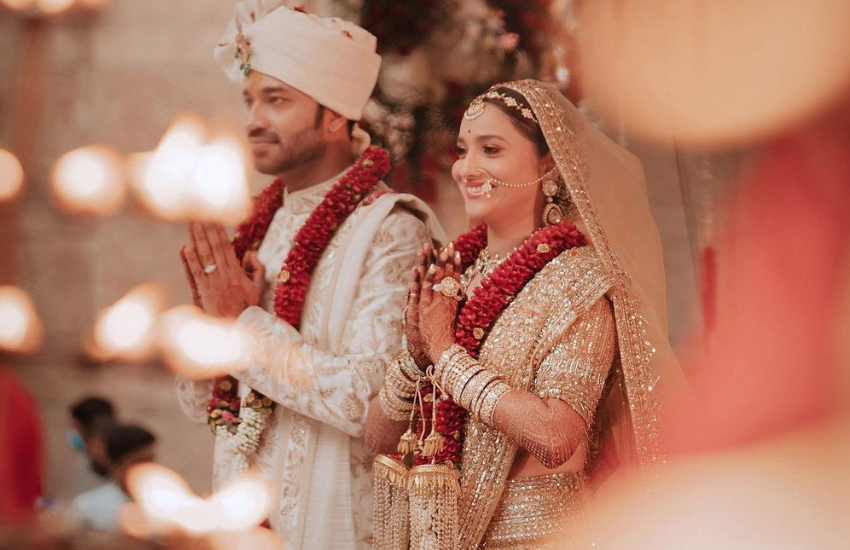 कपल ने शादी में आए अपने मेहमानों का हाथ जोड़कर अभिवादन किया था।