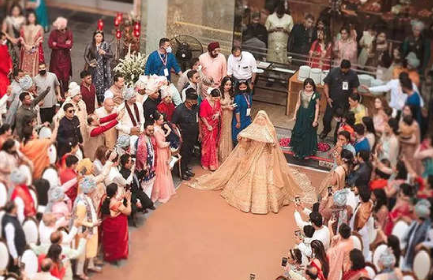 अंकिता अपनी शादी में अकेले घूंघट डाले बिलकुल शाही दुल्हनिया की तरह एंट्री की थीं।