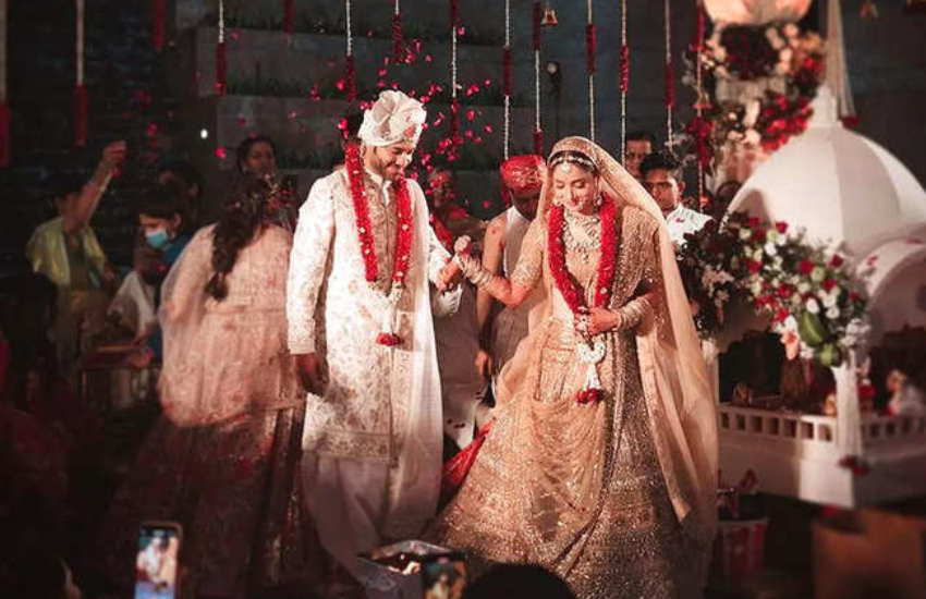 फेरों के समय में भी विक्की ने अंकिता का हाथ थाम कर ही वचन लिया था।