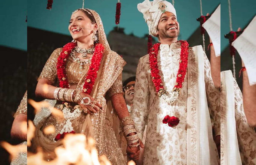 लाल रंग की जयमाला पहने विक्की और अंकिता ने पूरे समय एक दूसरे का हाथ थामे रखा था।