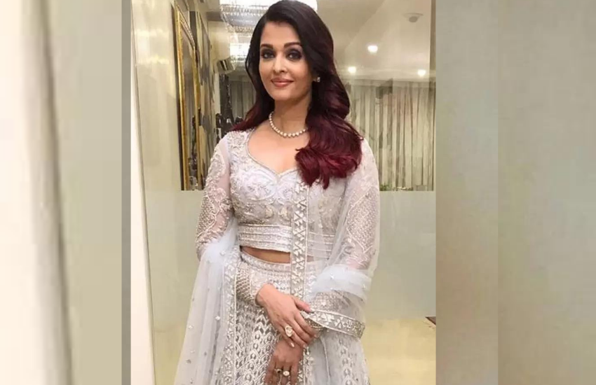 व्हाइट लहंगे के साथ ट्रासंपेरेट दुपट्टे ने ऐश का लुक और खूबसूरत बना दिया था।