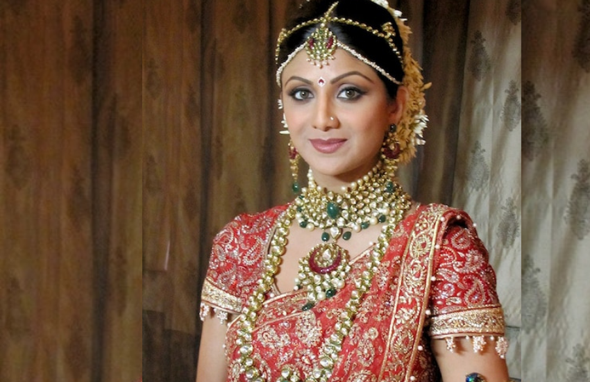 शिल्पा शेट्टी ने अपनी शादी में डिज़ाइनर तरुण तहलियानी की डिज़ाइन की हुई लाल साड़ी पहनी थीं। इस साड़ी की कीमत 50 लाख रुपये थी। इस साड़ी में 800 स्वरोवस्कि क्रिस्टल्स जड़े थे।