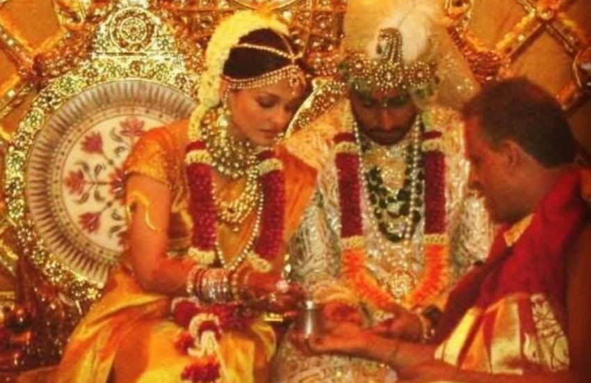 ऐश्वर्या राय ने अपनी शादी में कांजीवरम साड़ी पहनी थी। इस साड़ी को सोने के तारों के साथ तैयार किया गया था जिसमें दर्जनों स्वरोवस्कि क्रिस्टल्स लगे हुए थे। ऐश्वर्या की ब्राइडल साड़ी की कीमत उस वक्त 75 लाख रुपये थी। साड़ी को डिज़ाइनर नीता लुल्ला ने डिज़ाइन किया था।