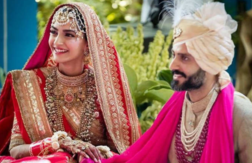 सोनम कपूर ने आनंद आहूजा के साथ अपनी मौसी के बंगले पर वेडिंग की थी। Photos: Social Media