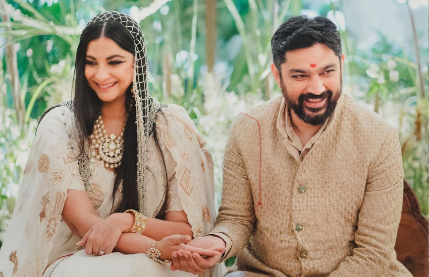 अनिल कपूर की छोटी बेटी रिया कपूर ने अपने घर के लॉबी में सात फेरे लिए थे।