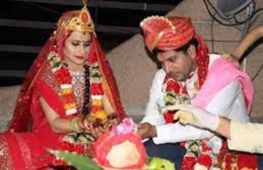 बिग बॉस विनर रहे एक्टर आशुतोष कौशिक ने अपने घर की छत पर नोएडा में शादी की थी।