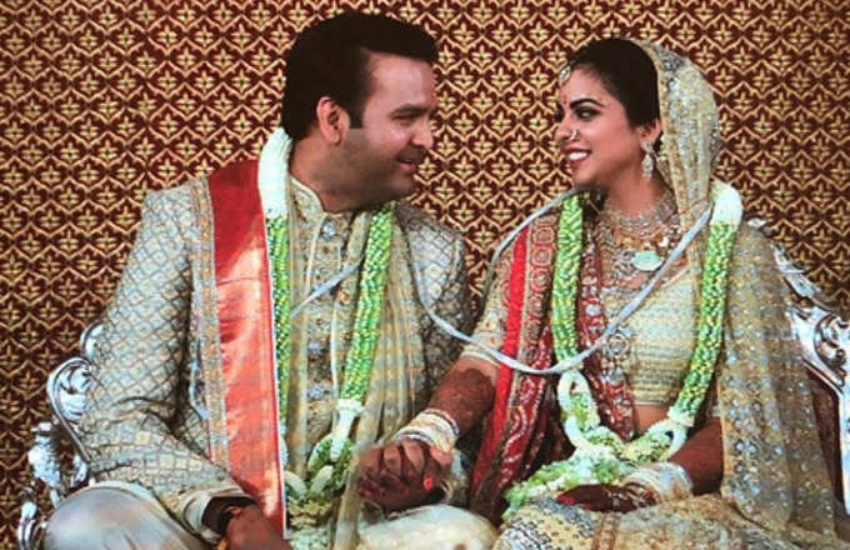 ईशा अंबानी की शादी भी एंटिलया में ही हुई थी। हालांकि उनका प्री वेडिंग राजस्थान के महल में हुई थी।