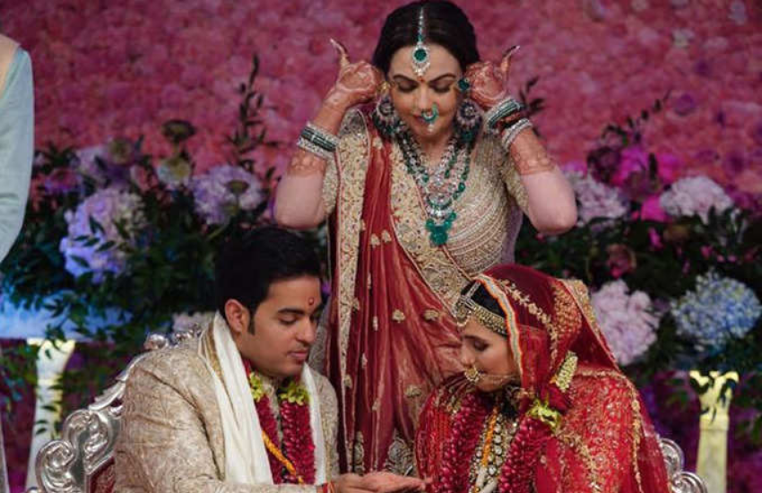 मुकेश अंबानी ने अपने बेटे आकाश अंबानी और श्लोका अंबानी की शादी अपने ही घर एंटिलया पर की थी।