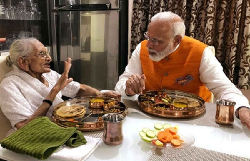 मोदी का कहना था कि उनकी मां जो भी उन्हें रुपये देती हैं वह भी वह रिलीफ फंड में डाल देते हैं।