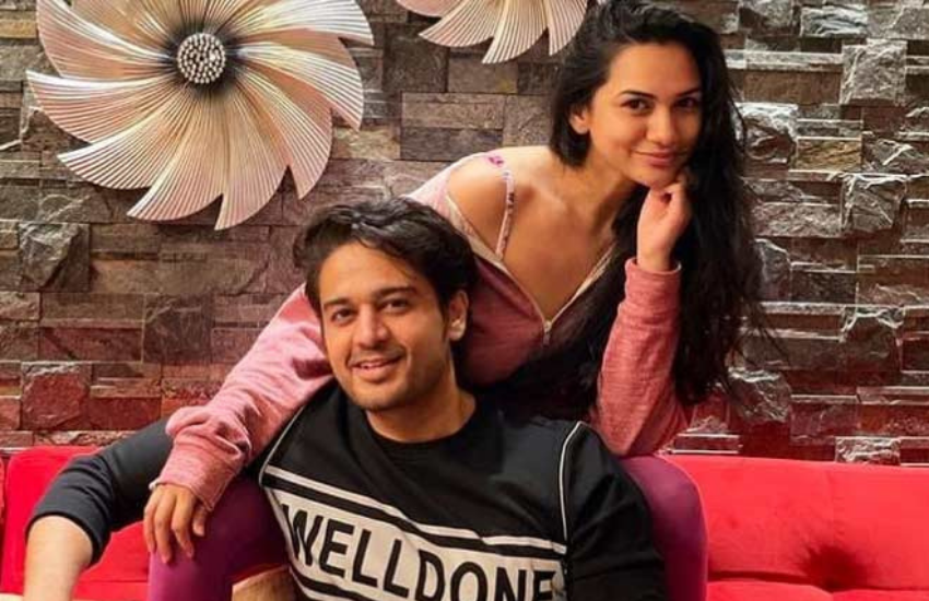 गौरव का कहना था कि उन्होंने पहली मुलाकात में उन्होंने अपनी पत्नी को अपना असली नाम नहीं बताया था और वह उन्हें जानती थी नहीं थीं क्योंकि वह कोई फेमस एक्टर नहीं थे।