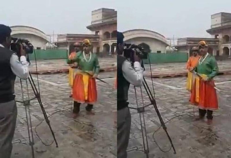 एक पाकिस्तानी न्यूज रिपोर्टर किसी महल से एंकरिंग कर रहे थे। वह राजा के बारे में बताते हुए उसी के गेटअप में तलवार भांजते और रिपोर्टिंग करते दिखे तो लोगों ने खूब मजे लिये थे।