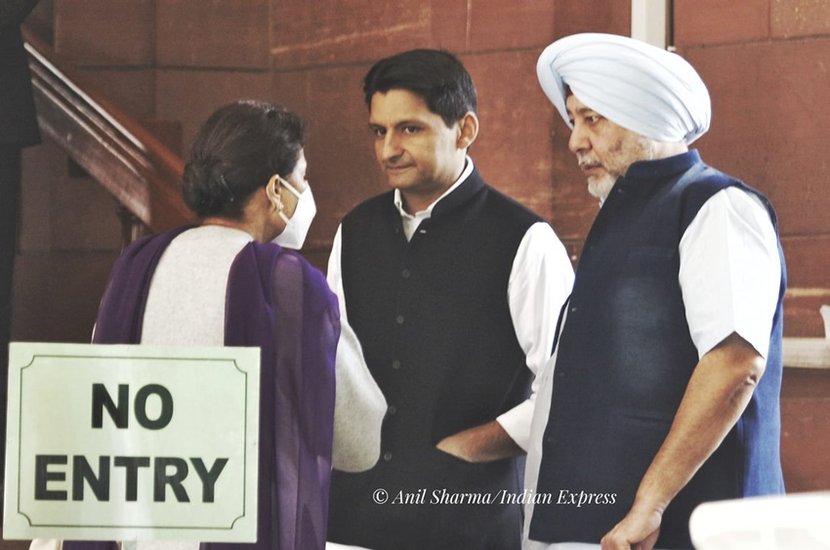 संसद भवन परिसर में कांग्रेस सांसद प्रणीत कौर, दीपेंद्र हुडा और जसबीर डिम्पा।