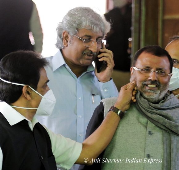कांग्रेस सांसद के सी वेणुगोपाल बीजेपी के निशिकांत दुबे के साथ।