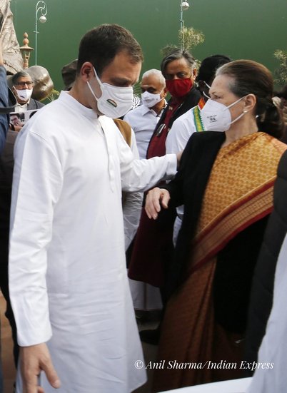 राहुल गांधी और सोनिया गांधी।