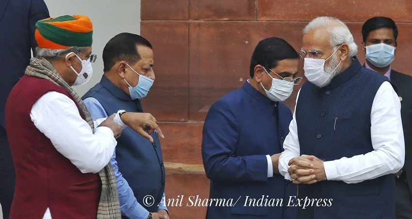 प्रधानमंत्री नरेंद्र मोदी के साथ केंद्रीय मंत्री प्रह्लाद जोशी, जितेंद्र सिंह और अर्जुन मेघवाल।