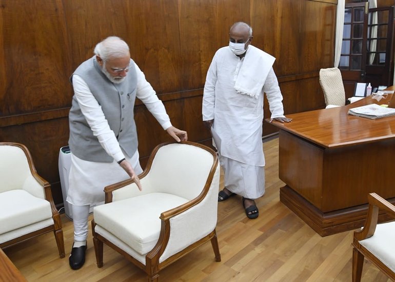 पूर्व प्रधानमंत्री एचडी देवेगौड़ा और वर्तमान पीएम नरेंद्र मोदी।