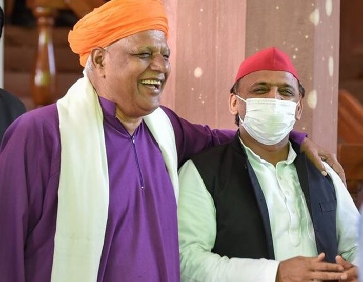 बलिया से बीजेपी सांसद वीरेंद्र सिंह मस्त समाजवादी पार्टी के राष्ट्रीय अध्यक्ष अखिलेश यादव के साथ। 