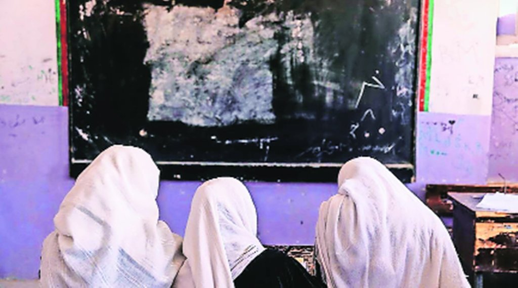 तालिबान : महिलाओं की शिक्षा और नौकरियों पर रुख नरम