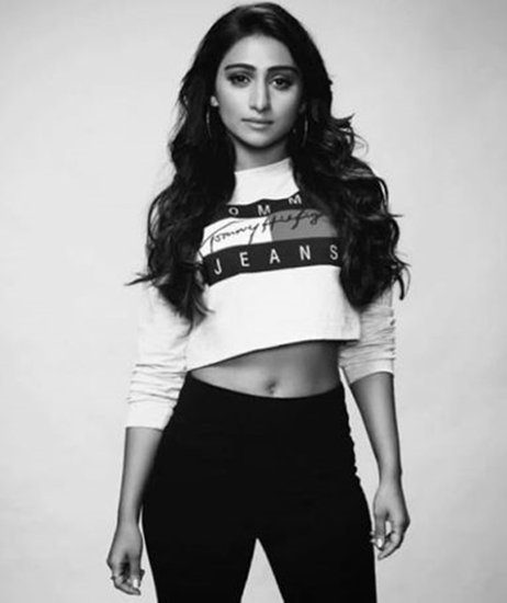 शो में मोहिना कुमारी सिंह कीर्ति मनीष गोयनका का किरदार निभाती थीं। वह डांसर बनना चाहती थीं। मोहिना एक डांस रियलिटी शो का हिस्सा भी रहीं। शो तो वह नहीं जीत पाईं लेकिन उन्हें एक्टिंग के रोल ऑफर होने। फिलहाल मोहिना ने एक्टिंग की दुनिया को अलविदा कह दिया है।