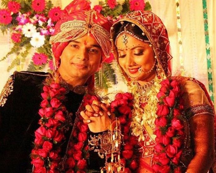 एग्जामिनेशन हॉल से शुरू हुई वह मुलाकात आगे चलकर प्यार में बदली और शादी के अंजाम तक पहुंची। आज दोनों खुशहाल मैरिड लाइफ जी रहे हैं।