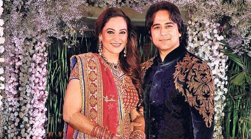 सचिन त्यागी और रक्षंदा खान ने साल 2014 में शादी रचाई थी। रक्षंदा खान मनोरंजन जगत का जाना माना नाम हैं। वह कई हिट टीवी शो होस्ट कर चुकी हैं।सचिन त्यागी और रक्षंदा खान ने साल 2014 में शादी रचाई थी। रक्षंदा खान मनोरंजन जगत का जाना माना नाम हैं। वह कई हिट टीवी शो होस्ट कर चुकी हैं।