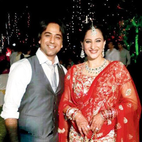 सचिन बहुत अच्छा लिखते और गाते भी हैं। करियर के शुरुआती दिनों में वह स्टेज शो में गाया भी करते थे। 