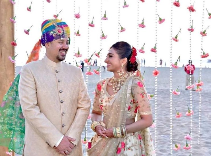 मोहिना सिंह ये रिश्ता क्या कहलाता है में कीर्ति का किरदार निभाती थीं। शादी के बाद वो शो से बाहर हो गईं। उनके पति का नाम सुयश रावत है। 