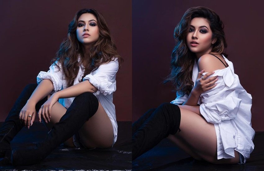 Yeh Rishta Kya Kehlata Hai: स्टार प्लस के शो ये रिश्ता क्या कहलाता है में एक्ट्रेस रीम शेख (Reem Sheikh) प्रेरणा सिंघानिया का रोल प्ले किया करती थीं। शो में सिंपल दिखने वालीं प्रेरणा रियल लाइफ में काफी ग्लैमरस और बोल्ड हैं। अकसर वह अपनी तस्वीरें शेयर करती रहती हैं जिनमें उनका बोल्ड लुक नजर आता है। हाल ही की उनकी कुछ तस्वीरें वायरल हो रही हैं जिनमें रीम व्हाइट ड्रेस में कैमरे को पोज दे रही हैं।