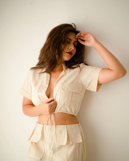 सफेद लिबास में वह और भी ज्यागा खूबसूरत लगती हैं।