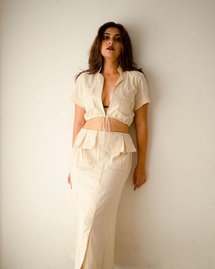 सोशल मीडिया में उनकी कई ऐसी फोटोज हैं जिनमे वह व्हाइट ड्रेस में दिख रही हैं।