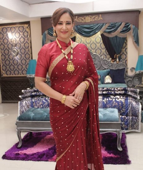 рд░рдХреНрд╖рдВрджрд╛ рдЦрд╛рди рдЯреЗрд▓реАрд╡рд┐рдЬрди рдХрд╛ рдмрдбрд╝рд╛ рдирд╛рдо рд╣реИрдВред рд╡рд╣ 20 рд╕рд╛рд▓ рд╕реЗ рдЬреНрдпрд╛рджрд╛ рд╕рдордп рд╕реЗ рдЫреЛрдЯреЗ рдкрд░реНрджреЗ рдкрд░ рдПрдХреНрдЯрд┐рд╡ рд╣реИрдВред рдЙрдиреНрд╣реЛрдВрдиреЗ рдХреНрдпреЛрдВрдХрд┐ рд╕рд╛рд╕ рднреА рдХрднреА рдмрд╣реВ рд╕реЗ рд▓реЗрдХрд░ рдирд╛рдЧрд┐рди рдЬреИрд╕реЗ рд╕реАрд░рд┐рдпрд▓реНрд╕ рдореЗрдВ рджрдорджрд╛рд░ рднреВрдорд┐рдХрд╛рдПрдВ рдирд┐рднрд╛рдИ рд╣реИрдВред