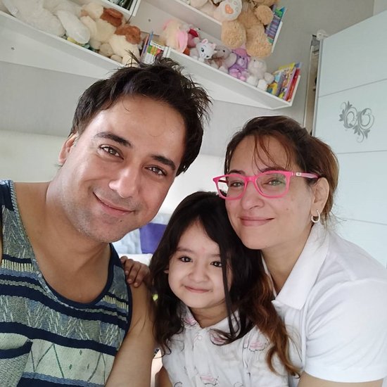 рд░рдХреНрд╖рдВрджрд╛ рдФрд░ рд╕рдЪрд┐рди рддреНрдпрд╛рдЧреА рдХреА рдПрдХ рдкреНрдпрд╛рд░реА рд╕реА рдмрд┐рдЯрд┐рдпрд╛ рд╣реИрдВред рддреАрдиреЛрдВ рдЦреБрд╢рд╣рд╛рд▓ рдЬрд┐рдВрджрдЧреА рдЬреА рд░рд╣реЗ рд╣реИрдВред