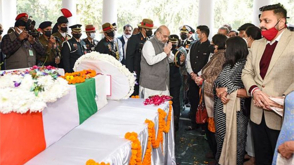 केंद्रीय गृहमंत्री अमित शाह सहित कई लोगों ने बिपिन रावत के आवास पहुंचकर उन्हें और उनकी पत्नी को श्रद्धांजलि दी। (फोटो: पीटीआई)