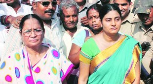 Anupriya Patel Photo, Anupriya Patel Photo with Her Mother