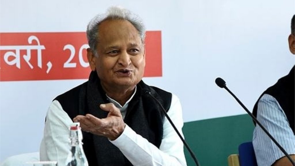 राजस्थान के मुख्यमंत्री अशोक गहलोत ने कहा कि धर्म के नाम पर राजनीति करने वालों को सोचना चाहिए कि धर्म के नाम पर बना देश कायम नहीं रहता है। (एक्सप्रेस फोटो)
