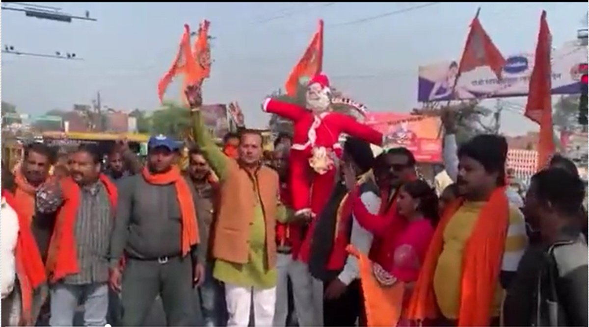 बजरंग दल ने फूंका सेंटा क्लॉस का पुतला (फोटो सोर्स- विनोद कापरी ट्विटर)