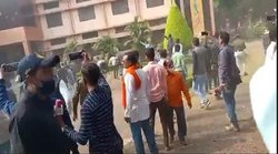 स्कूल में छात्र दे रहे थे परीक्षा, बाहर होने लगी पत्थरबाजी; 8 छात्रों के धर्मांतरण पर भड़के हिंदू संगठन