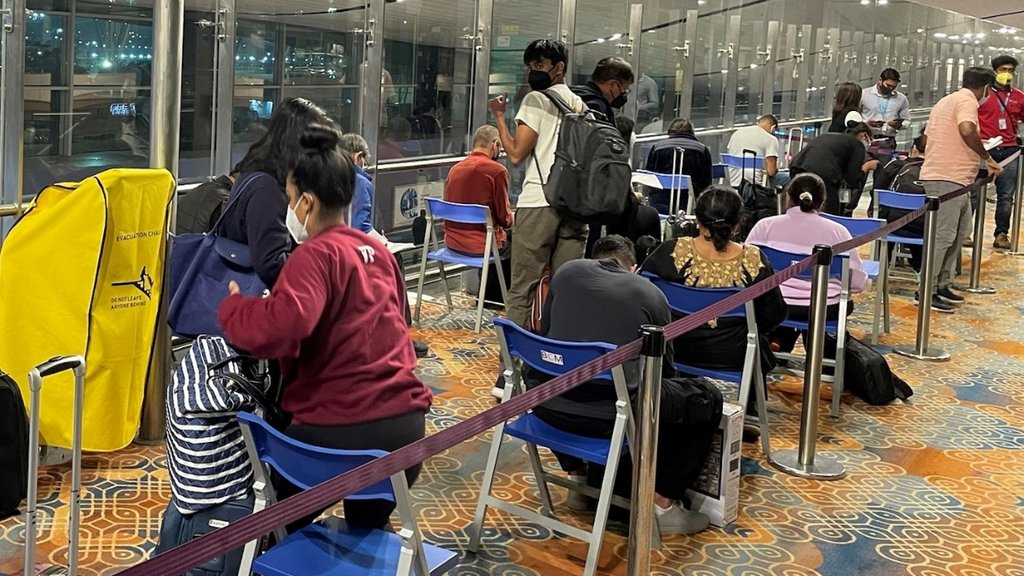 बेंगलुरु एयरपोर्ट पर कोरोना प्रोटोकाल से जुड़ी जांच के लिए कतार में लगे यात्री (फोटो: ट्विटर/ BLRAirport)