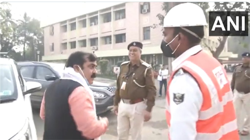 बिहार सरकार में मंत्री जीवेश मिश्रा ने ट्रैफिक व्यवस्था संभाल रहे पुलिसकर्मियों पर आरोप लगाया कि एसपी और डीएम के आने की वजह से उनकी गाड़ी को विधानसभा परिसर में रोक दिया गया। (फोटो: एएनआई) बिहार सरकार में मंत्री जीवेश मिश्रा ने ट्रैफिक व्यवस्था संभाल रहे पुलिसकर्मियों पर आरोप लगाया कि एसपी और डीएम के आने की वजह से उनकी गाड़ी को विधानसभा परिसर में रोक दिया गया। (फोटो: एएनआई)