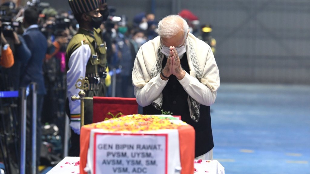 पालम एयरबेस पर सीडीएस बिपिन रावत के पार्थिव शरीर पर श्रद्धांजलि अर्पित करते पीएम मोदी (फोटो: ट्विटर/narendramodi )
