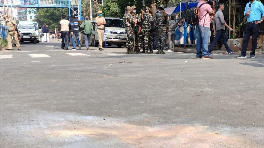 सियालदह के टाकी ब्वॉयज स्कूल के मतदान केंद्र के बाहर फेंका गया बम (एक्सप्रेस फोटो: पार्थ पॉल)