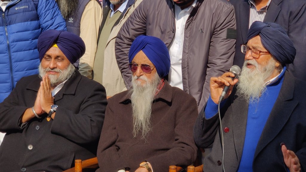 पूर्व सांसद रंजीत सिंह ब्रह्मपुरा दोबारा से शिरोमणि अकाली दल में शामिल हो गए। (फोटो: ट्विटर/ सुखबीर सिंह बादल)