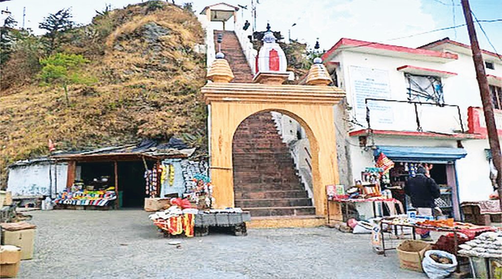 उत्तराखंड में स्थित चंद्रबदनी देवी का पीठ।