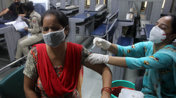 कोरोना के नए स्ट्रेन ‘ओमीक्रॉन’ से कोहराम! एक्सपर्ट बोले- ‘बूस्टर’ डोज के बजाय टीके की दोनों खुराक देने पर हो अधिक ध्यान